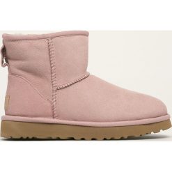 UGG - Śniegowce W Classic Mini II. Różowe śniegowce damskie Ugg, z wełny, bez zapięcia. W wyprzedaży za 359,90 zł.