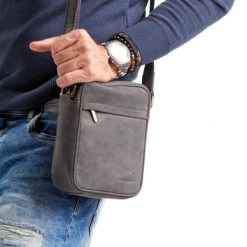 Skórzana saszetka męska torba na ramię listonoszka. Żółte torby męskie skórzane w paski, ze skóry, eleganckie. Za 121,90 zł.