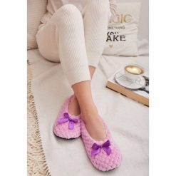 Jasnofioletowe Kapcie Lally. Fioletowe kapcie damskie Born2be, z futra. Za 29,99 zł.
