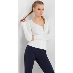 Swetry klasyczne damskie: Sweter z dekoltem w serek