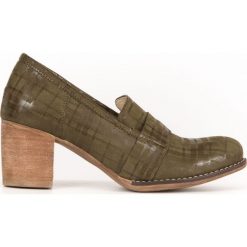 Półbuty w kratkę na 6 cm słupku - skóra naturalna - model 250 - kolor oliwka kratka. Półbuty damskie Zapato, w kratkę, ze skóry, bez obcasa, na słupku, bez zapięcia. Za 319,00 zł.