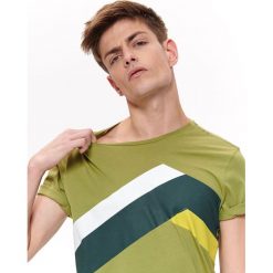 T-SHIRT Z NADRUKIEM. Brązowe t-shirty męskie Top Secret, na lato, xl, z nadrukiem, z bawełny, z okrągłym kołnierzem, krótkie. W wyprzedaży za 24,99 zł.
