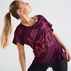 Koszulka fitness kardio damska 120 bordowa. Różowe t-shirty damskie DOMYOS, bez wzorów, z elastanu, bez kołnierzyka. Za 29,99 zł.