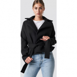 Rut&Circle Krótki płaszcz Tove - Black. Czarne płaszcze damskie pastelowe Rut&Circle, w paski. Za 323,95 zł.