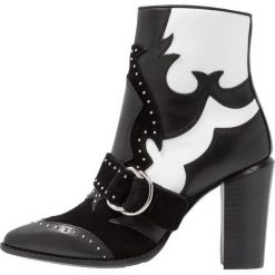 Bronx Botki na obcasie black/white. Czarne botki damskie na obcasie marki Bronx, z materiału. Za 609,00 zł.