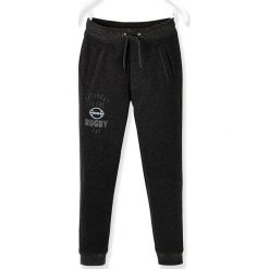 Spodnie dresowe w kolorze czarnym. Czarne spodnie niemowlęce Vertbaudet Boys & Co., z nadrukiem, z dresówki. W wyprzedaży za 35,95 zł.