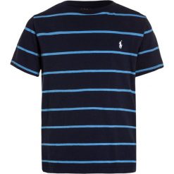 Polo Ralph Lauren STRIPE Tshirt z nadrukiem newport navy multi. Niebieskie t-shirty chłopięce z nadrukiem marki Polo Ralph Lauren, z bawełny. Za 129,00 zł.