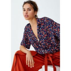 Koszula z kołnierzykiem z klapami i gumką u dołu. Niebieskie koszule body marki Pull&Bear. Za 79,90 zł.