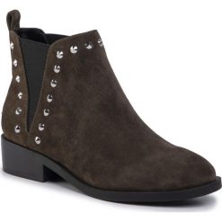 Sztyblety GUESS - Hutte FL8HUE SUE09 OLIVE. Zielone kozaki damskie Guess, na co dzień, z zamszu, bez obcasa, na obcasie, bez zapięcia. W wyprzedaży za 349,00 zł.