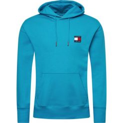 Bluza Tommy Jeans Tjm Tommy Badge Hoodie DM0DM06593. Niebieskie bluzy męskie Tommy Jeans, m, bez wzorów, z bawełny, bez kołnierzyka, bez rękawów, bez kaptura. Za 429,00 zł.