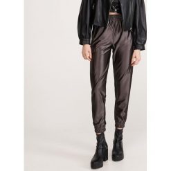 Spodnie jogger - Brązowy. Pomarańczowe spodnie damskie Reserved. W wyprzedaży za 29,99 zł.