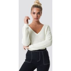 NA-KD Sweter z głębokim dekoltem V - White. Białe swetry klasyczne damskie marki NA-KD, dekolt w kształcie v. Za 121,95 zł.