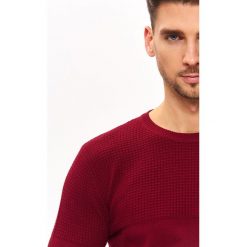 Sweter strukturalny. Czerwone swetry męskie na lato, m, z dzianiny, z okrągłym kołnierzem. W wyprzedaży za 39,99 zł.