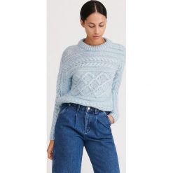 Sweter z ozdobnym splotem - Niebieski. Niebieskie swetry damskie Reserved, s, bez wzorów, ze splotem, bez rękawów, bez kaptura. W wyprzedaży za 69,99 zł.