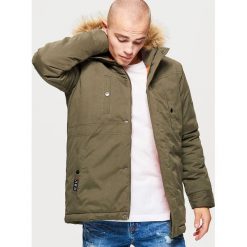 Zimowa kurtka z eko futrem - Khaki. Brązowe bez kategorii marki Cropp, na zimę, s. Za 269,99 zł.