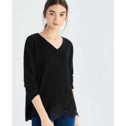Sweter z koronkowym panelem - Czarny. Czarne swetry damskie marki Sinsay, s, bez wzorów, z koronki, bez rękawów, bez kaptura. Za 39,99 zł.