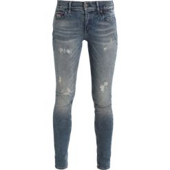 Tommy Jeans MID RISE SKINNY NORA Jeans Skinny Fit dynamic stockton mid blue stretch destroyed. Niebieskie jeansy damskie marki Tommy Jeans, z bawełny. W wyprzedaży za 384,30 zł.