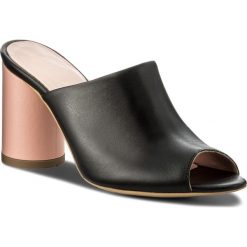 Klapki L37 - Pin Up S29S31 Czarny. Czarne klapki damskie L37, bez wzorów, ze skóry, bez obcasa, na obcasie. W wyprzedaży za 299,00 zł.