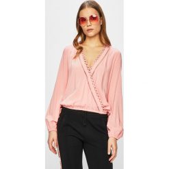 Guess Jeans - Bluzka Vivian. Różowe bluzki damskie Guess Jeans, s, w koronkowe wzory, z wiskozy, casualowe, bez kołnierzyka, bez rękawów. W wyprzedaży za 319,90 zł.