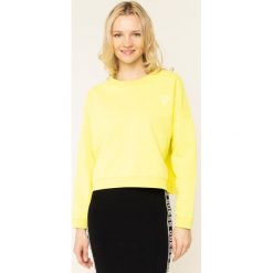Bluza Guess Small Logo Fleece W01Q70 K9EN0. Żółte bluzy damskie Guess, xs, z aplikacjami, z bawełny, bez rękawów, bez kaptura. W wyprzedaży za 199,00 zł.