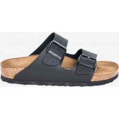 Birkenstock - Klapki Arizona. Czarne klapki damskie Birkenstock, bez wzorów, ze skóry, bez obcasa. W wyprzedaży za 219,90 zł.
