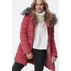 Ciemnoróżowa Kurtka Nechells. Różowe kurtki damskie Born2be, na zimę, s, bez wzorów, eleganckie, długie, z kapturem. Za 239,99 zł.