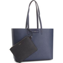 Torebka DKNY - Brayden R83AZ756 Nvy/Blk NBK. Niebieskie torebki klasyczne damskie DKNY, bez wzorów, ze skóry ekologicznej, klasyczne, bez dodatków. W wyprzedaży za 459,00 zł.