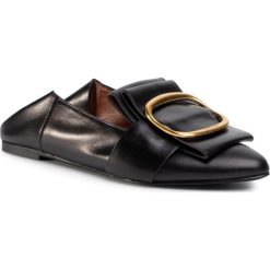 Klapki SEE BY CHLOÉ - SB34071A Nero 999. Czarne klapki damskie See by Chloé, z aplikacjami, ze skóry, bez obcasa, na obcasie. Za 1279,00 zł.