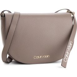 Torebka CALVIN KLEIN - Neat Medium Saddle K60K604408 002. Szare listonoszki damskie Calvin Klein, ze skóry ekologicznej. Za 549,00 zł.