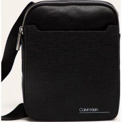 Calvin Klein - Torba. Czarne torby męskie skórzane Calvin Klein, w paski, ze skóry ekologicznej, na ramię, małe. Za 399,90 zł.
