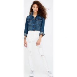 Jeansy rurki z przetarciami. Białe jeansy damskie marki Pull & Bear. Za 59,90 zł.
