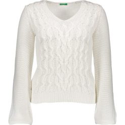 Sweter w kolorze białym. Białe swetry damskie Benetton, xs, bez wzorów, z bawełny, bez rękawów, bez kaptura. W wyprzedaży za 84,95 zł.