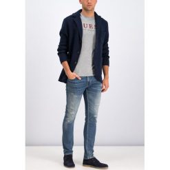 Kardigan Guess M94R34 Z2HU0. Niebieskie swetry męskie Guess, xxl, z aplikacjami, z elastanu. W wyprzedaży za 289,00 zł.