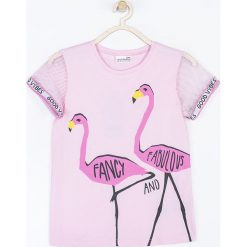 Coccodrillo - T-shirt dziecięcy 128-158 cm. Różowe bluzki dziewczęce COCCODRILLO, z nadrukiem, z elastanu, z okrągłym kołnierzem, z krótkim rękawem, krótkie, bez kaptura. W wyprzedaży za 29,90 zł.