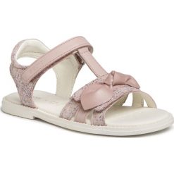 Sandały GEOX - J S.Karly G.G J0235G 007BC C8172 S Lt Rose. Różowe sandały dziewczęce Geox, z zamszu, bez zapięcia. Za 279,00 zł.