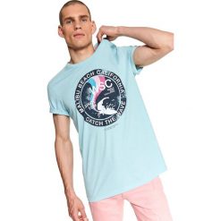 T-shirt z nadrukiem dopasowany. Niebieskie t-shirty męskie Top Secret, na zimę, xxl, z nadrukiem, z bawełny, bez kołnierzyka, krótkie. W wyprzedaży za 29,99 zł.