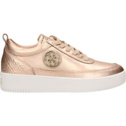 Półbuty GUESS FLAVIA. Brązowe creepersy damskie Guess, z aplikacjami, ze skóry. Za 349,90 zł.