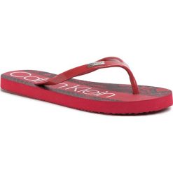 Japonki CALVIN KLEIN - Sila E8854 Cherry. Czerwone klapki damskie Calvin Klein, bez wzorów, z tworzywa sztucznego, bez obcasa. W wyprzedaży za 109,00 zł.