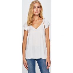 Guess Jeans - Top. Czerwone bluzki damskie s, z aplikacjami, z wiskozy. W wyprzedaży za 139,90 zł.