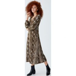 Sukienka midi w wężowy wzór. Szare sukienki damskie Pull&Bear, bez wzorów, bez kołnierzyka, bez rękawów, midi. Za 139,00 zł.