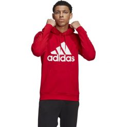 MĘSKA BLUZA ADIDAS (M). Czerwone bluzy męskie Adidas, m, bez wzorów, z bawełny, klasyczne, z kapturem, bez rękawów, bez kaptura. W wyprzedaży za 229,99 zł.