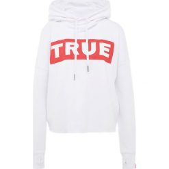 True Religion CROPPED HOODY Bluza z kapturem true white. Białe bluzy damskie marki True Religion, l, bez wzorów, z bawełny, bez rękawów, z kapturem. Za 719,00 zł.