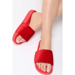 Czerwone Klapki Divine Fuchsia. Czerwone klapki damskie marki vices, w paski, z weluru, bez obcasa, na płaskiej podeszwie. Za 49,99 zł.