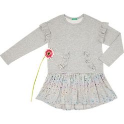 Sukienka w kolorze szarym. Szare sukienki niemowlęce Benetton Kids, z nadrukiem, bez rękawów, midi, rozkloszowane. W wyprzedaży za 42,95 zł.