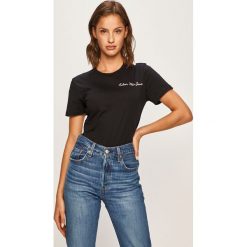 Calvin Klein Jeans - T-shirt. Białe topy damskie Calvin Klein Jeans, s, z aplikacjami, z bawełny, casualowe, z okrągłym kołnierzem. W wyprzedaży za 179,90 zł.