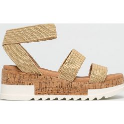 Steve Madden - Sandały Bandi. Klapki damskie Steve Madden, bez wzorów, z materiału, bez obcasa, na obcasie. Za 379,90 zł.