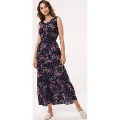 Granatowa Sukienka Check In. Sukienki damskie Born2be, s, bez wzorów, eleganckie, bez kołnierzyka, z długim rękawem, długie, maxi. Za 59,99 zł.