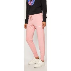Converse - Spodnie. Różowe spodnie damskie Converse, m, bez wzorów, z bawełny. W wyprzedaży za 159,90 zł.