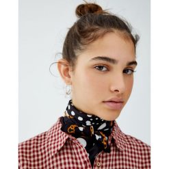 Koszula w kratkę vichy. Czerwone koszule damskie Pull&Bear, w kratkę, bez kołnierzyka, z długim rękawem. Za 89,90 zł.