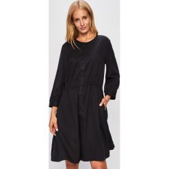 Calvin Klein Jeans - Sukienka. Czarne sukienki damskie Calvin Klein Jeans, na co dzień, s, bez wzorów, z lyocellu, casualowe, bez kołnierzyka, bez rękawów, rozkloszowane. W wyprzedaży za 299,90 zł.